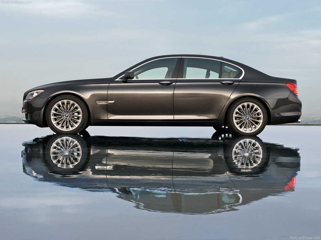 بررسی BMW 750i